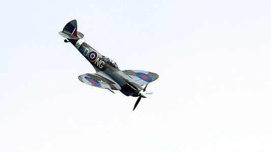 Dong biplane on sky thumbnail