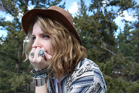 woman wearing brown hat thumbnail