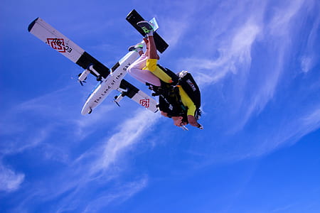 person sky divingh thumbnail