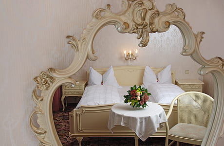 mirror showing bed thumbnail