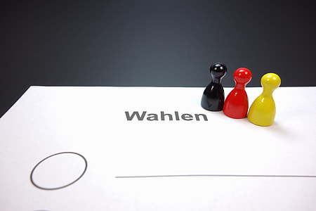 Wahlen envelope with three assorted-color ornaments thumbnail