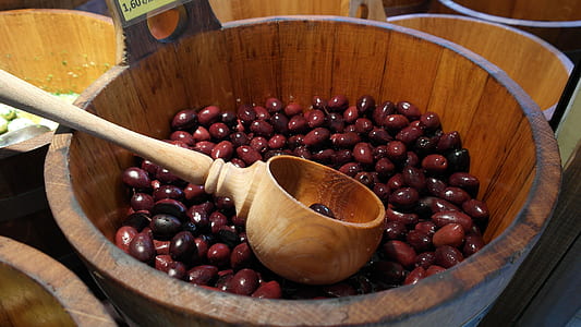 bunch of kidney beans in wooden bucket thumbnail