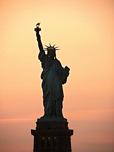 silhouette of Statue of Liberty, New York thumbnail