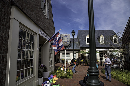 Small group of stores and houses in Yorktown, Virginia thumbnail