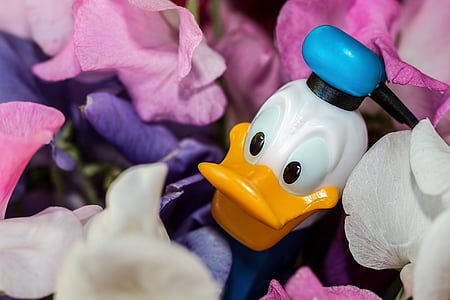 Donald Duck figurine thumbnail