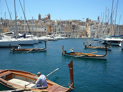 people rowing their boats thumbnail
