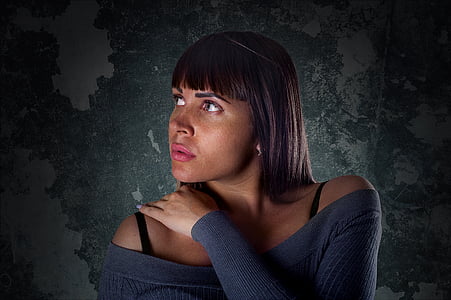 woman holding her shoulder thumbnail