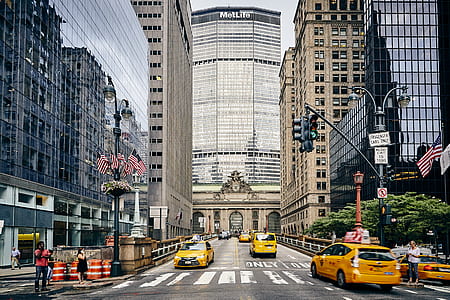 front photo of Met Life building thumbnail