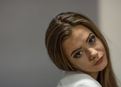 brown haired woman thumbnail