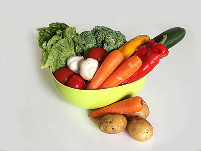 carrots, bell pepper, and garlic on bowl thumbnail