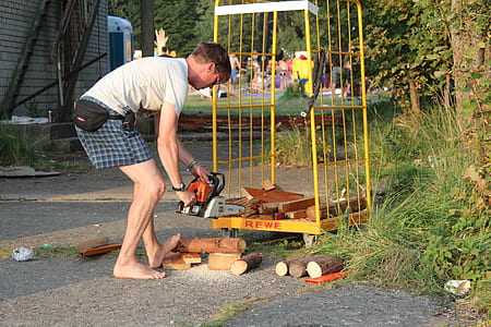 man cuts some wood using chainsaw thumbnail