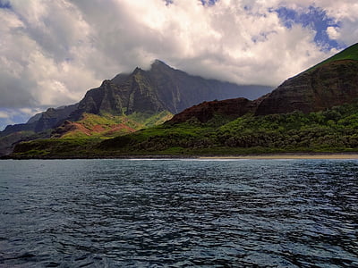 green island surrounded by water thumbnail