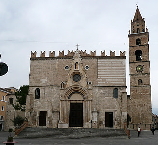 Teramo Cathedral in Italy thumbnail