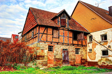 brown brick house thumbnail