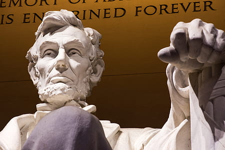 closeup photography of Abraham Lincoln statue thumbnail