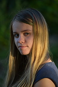 shallow focus lens photography of woman thumbnail