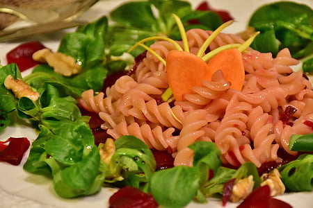 close-up photography of swirl pasta with vegetables thumbnail