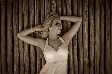 woman leaning on wall thumbnail
