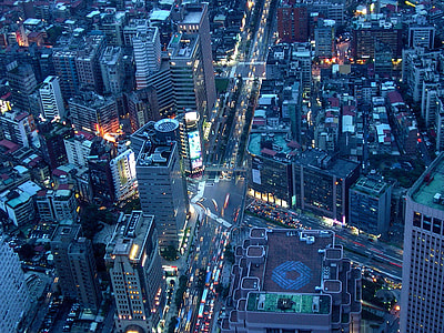 Looking at the streets of Taipei thumbnail