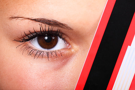 photo of left human eye thumbnail