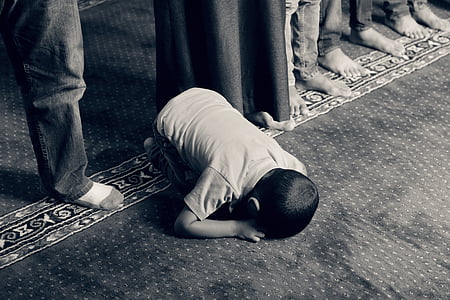 boy in t-shirt praying thumbnail