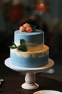 2-tier cake with flowers on top thumbnail