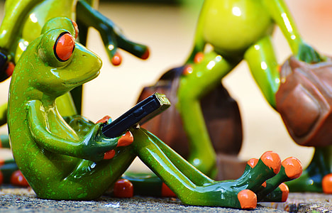 green red-eyed tree frog figurine thumbnail