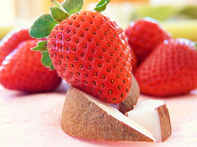 bunch of strawberries thumbnail