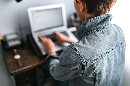 Woman working on the laptop thumbnail