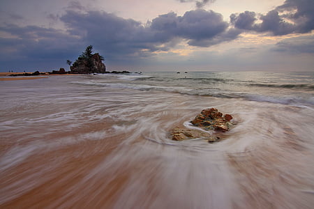green sea under white and blue sky\ thumbnail