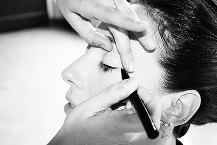 person applying eyeliner thumbnail