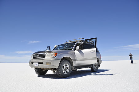 silver Toyota Highlander on plain thumbnail