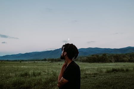 man in black T-shirt looking on sky outdoors thumbnail