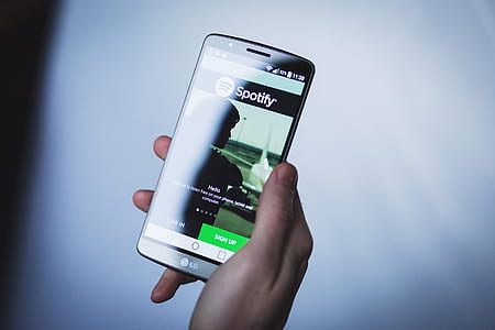 person holding metallic black LG G3 thumbnail