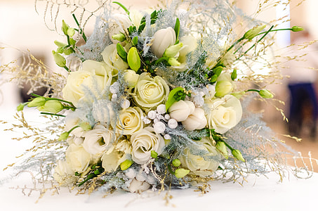 white Roses and white Lilies bouquet thumbnail