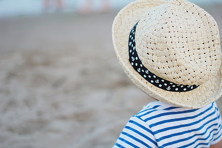 child in brown straw hat thumbnail