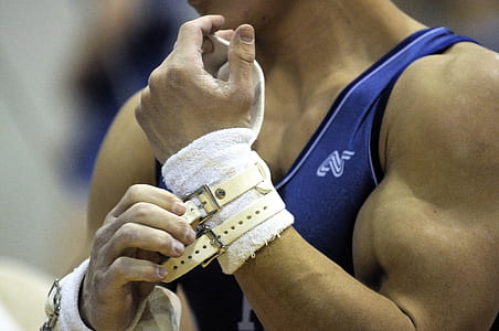 man fixing his white arm pad thumbnail