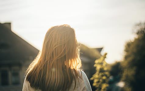 shallow focus photography of woman thumbnail