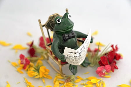 green frog figurine thumbnail