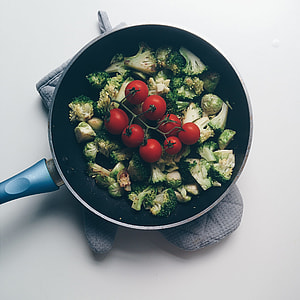 Pan with broccoli, brussel sprouts and tomatoes thumbnail