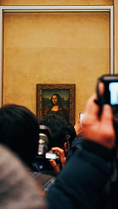 shallow focus photography of Mona Lisa thumbnail