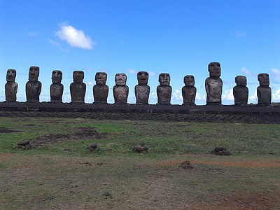gray concrete statues thumbnail