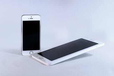 Silver Iphone 5s and White Samsung Android Smartphone thumbnail