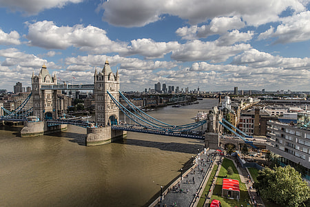 This cityscape shot of London was taken from the top of City Hall using a Canon 6D DSLR thumbnail