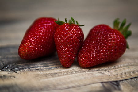 three strawberries thumbnail