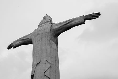gray concrete statue thumbnail