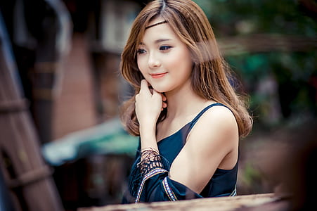 shallow focus photography of woman thumbnail