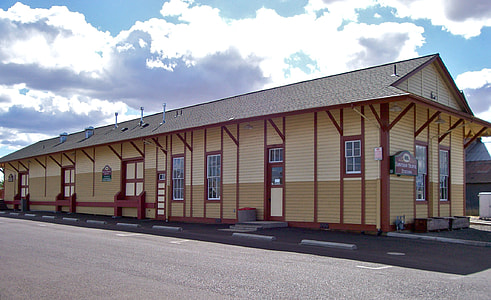 Lebanon Southern Pacific Railroad Depot in Oregon thumbnail