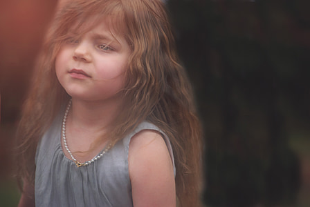 girl in grey sleeveless top wearing white pearl necklace thumbnail