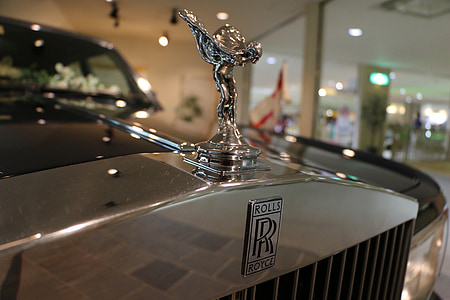 close-up photography of Rolls-Royce emblem thumbnail